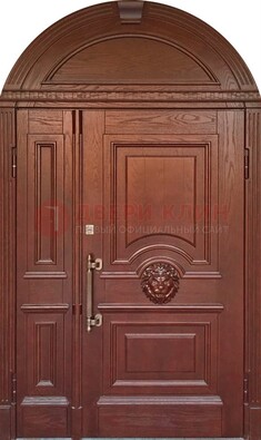 Коричневая арочная железная дверь с виноритом ДА-40 в Серпухове