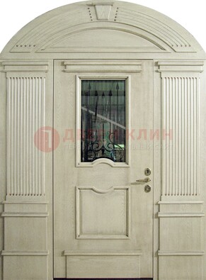 Белая входная дверь массив со стеклом и ковкой ДА-49 в Белгороде