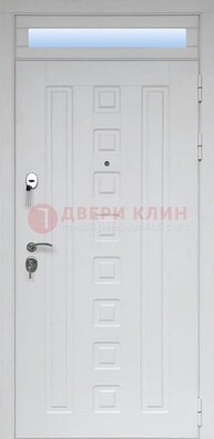 Белая металлическая дверь с фрамугой для коттеджа ДФГ-21 в Белгороде