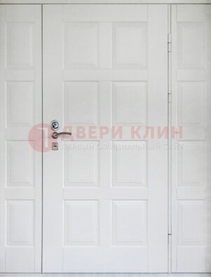 Белая входная дверь для коттеджа с МДФ ДМ-536 в Белгороде