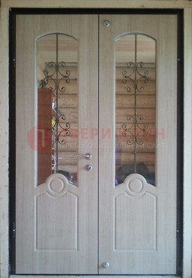 Парадная дверь со стеклянными вставками и ковкой ДПР-23 в деревянный дом в Белгороде