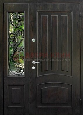 Парадная дверь со стеклянными вставками и ковкой ДПР-31 в кирпичный дом в Пушкино