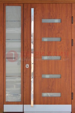 Коричневая металлическая дверь со стеклом ДС-72 в Белгороде