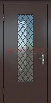 Темная металлическая дверь с решеткой и стеклом ДС-7 в Белгороде