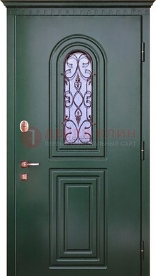 Темно-зеленая входная дверь со стеклом и ковкой ДСК-129 в Саратове