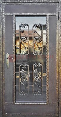 Коричневая наружная дверь порошок со стеклом и ковкой ДСК-160 в Белгороде