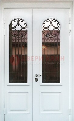 Белая стальная дверь стекло с ковкой и филенкой ДСК-201 в Белгороде