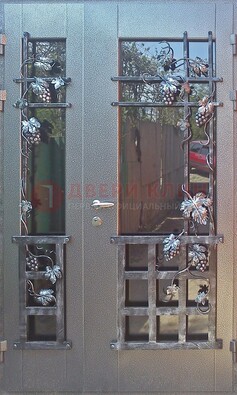 Распашная уличная дверь Порошок со стеклом и ковкой ДСК-221 в Белгороде