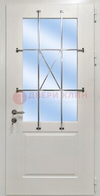 Белая простая железная дверь Винорит со стеклом и ковкой ДСК-257 в Белгороде