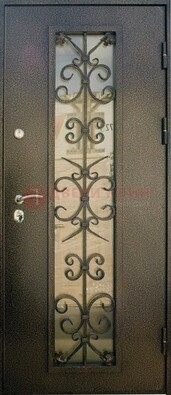 Входная дверь Дверь со стеклом и ковкой черного цвета ДСК-76 для веранды в Белгороде
