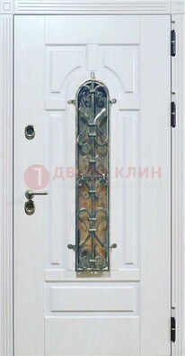 Белая остекленная металлическая дверь с ковкой ДСК-98 в Белгороде