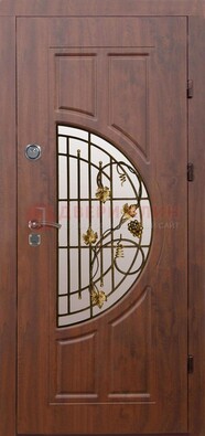 Стальная коричневая дверь с виноритом и ковкой ДВТ-82 в Белгороде