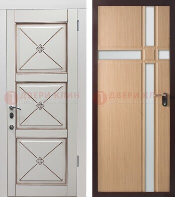 Белая уличная дверь с зеркальными вставками внутри ДЗ-94 в Белгороде
