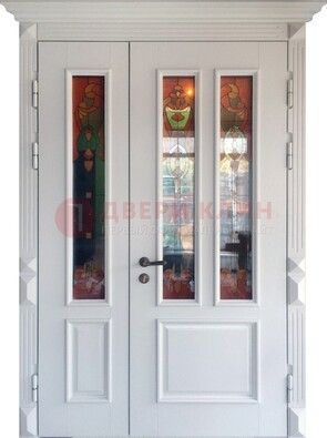 Белая полуторная металлическая дверь с витражом ВЖ-12 в Белгороде