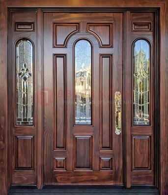 Железная классическая дверь с массивом дуба и витражом ВЖ-18 в Белгороде