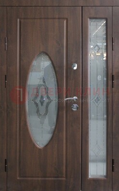 Коричневая двухстворчатая железная дверь с МДФ и витражом ВЖ-33 в Белгороде